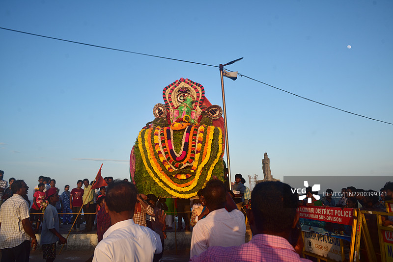 在坎亚库马里，海面前的甘帕提沉祭，背景是提鲁瓦卢瓦尔雕像和维韦卡南达岩石纪念馆。图片素材