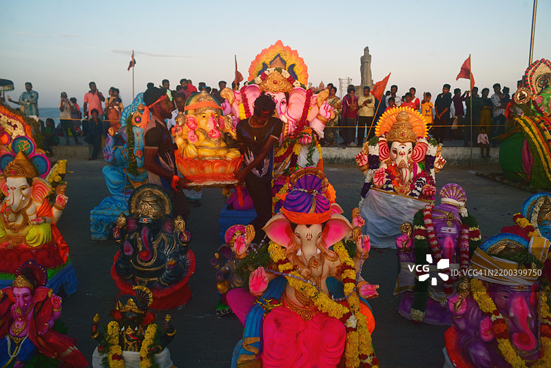 在坎亚库马里,海面前的甘帕提沉祭,背景是提鲁瓦卢瓦尔雕像和维韦卡南达岩石纪念馆。图片素材
