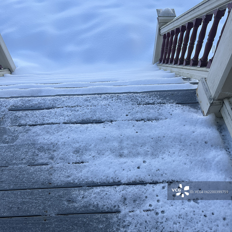 波士顿北部房屋台阶上的雪和冰图片素材