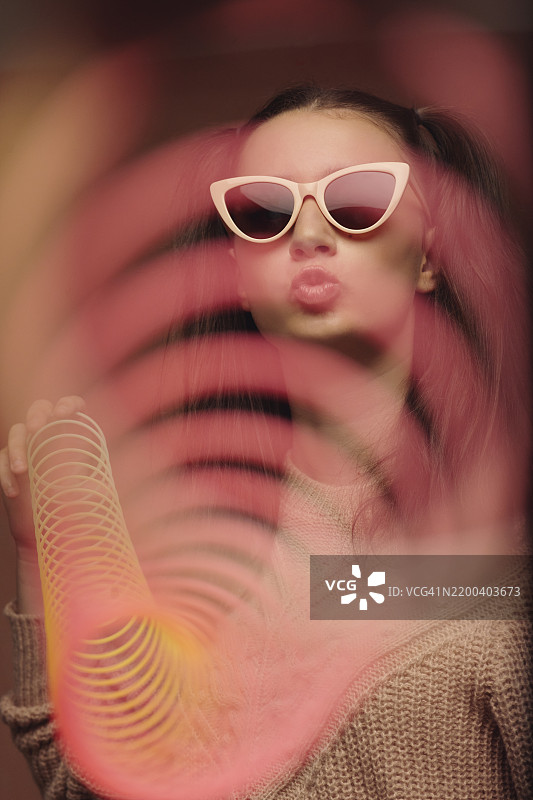 时尚、太阳镜和女孩在春季的工作室中展现潮流风格，时髦的框架和酷炫的配饰。创意、青少年和人物的侧脸，背景中有美学、眼镜和玩具。图片素材