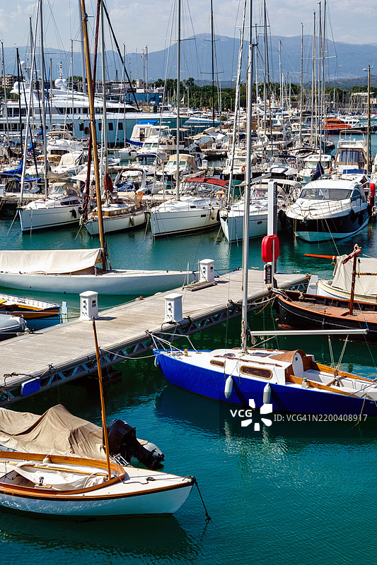 安提贝港口的船只，夏日海边，白色蓝色的云朵图片素材