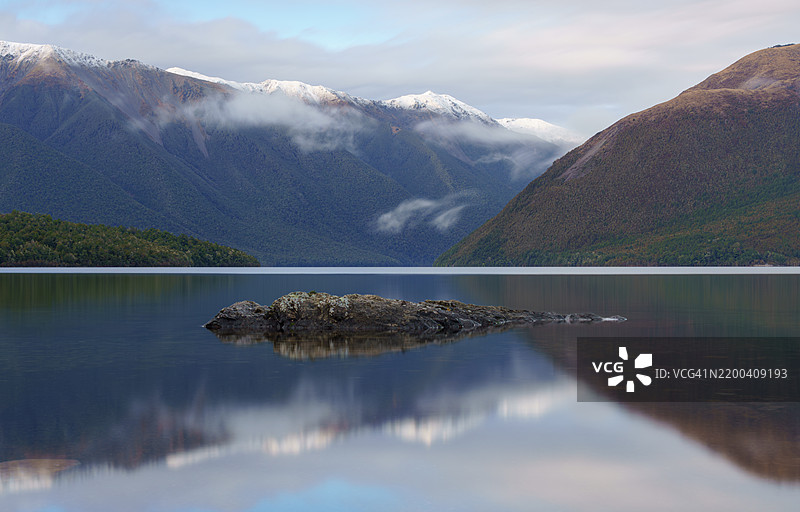 湖泊与山脉在天空下的美丽景色图片素材