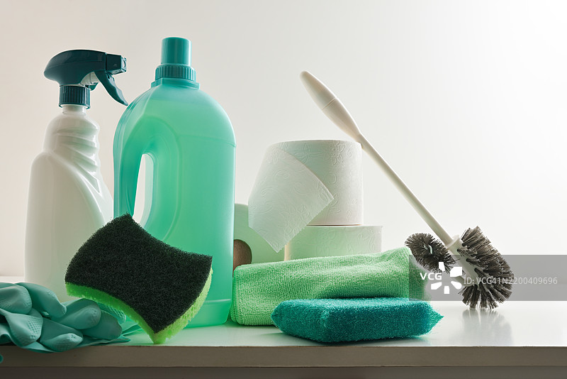 白色橱柜上的浴室清洁用品，白色背景隔离图片素材