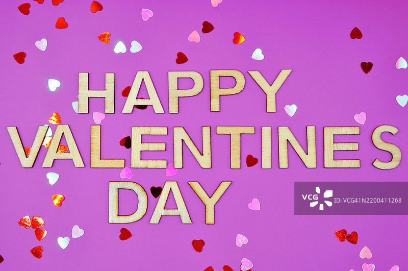 情人节快乐背景 - 紫色背景与心形图案图片素材