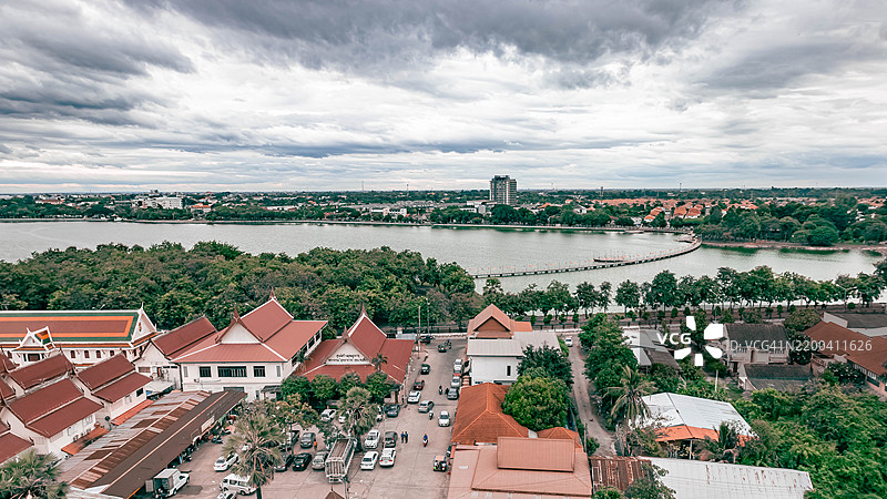 泰国孔敬市的高角度城市景观与天空相映成趣图片素材