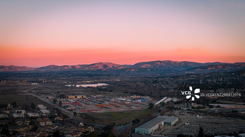 日落时分加利福尼亚州普莱森顿的城镇风景高角度视图图片素材