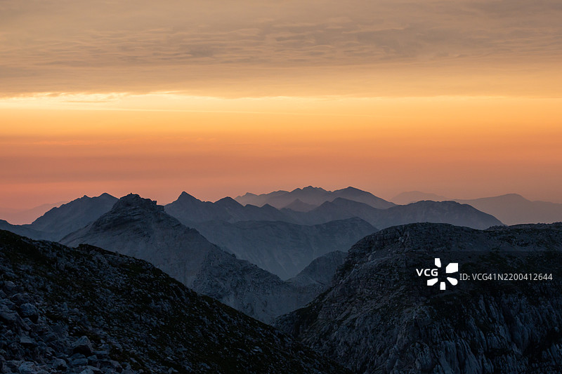 橙色天空下的山脉美景图片素材
