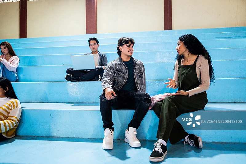 年轻朋友在大学体育馆聊天图片素材