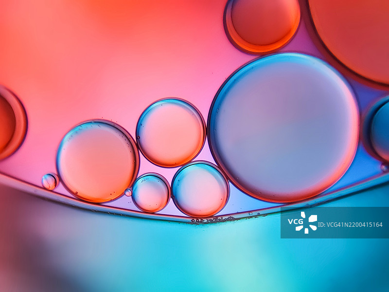 水中气泡的高角度视图图片素材