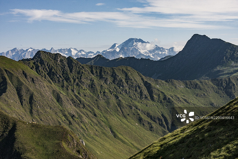 意大利伦巴第大区贝尔加莫的圣西蒙山、蒙特卡瓦洛俯瞰的马西诺·布雷加利亚山脉和迪斯格拉齐亚山图片素材