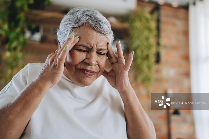 头痛的老年女性图片素材