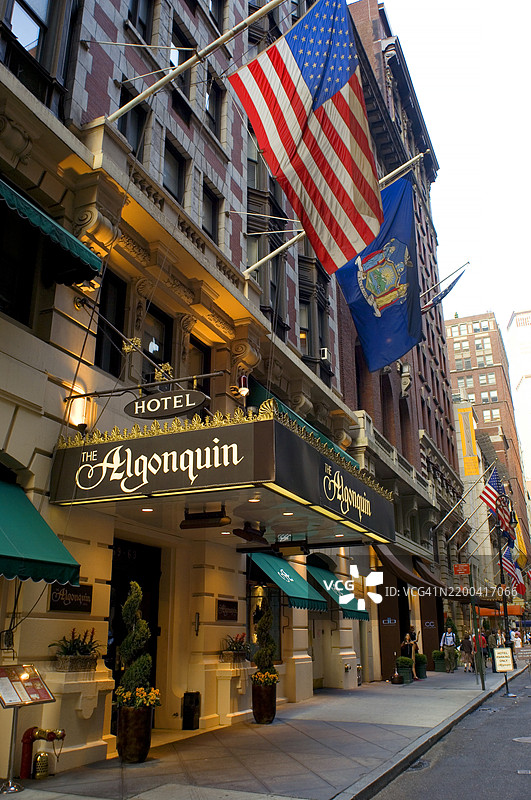 位于纽约市中城曼哈顿的历史悠久的阿尔冈昆酒店。图片素材