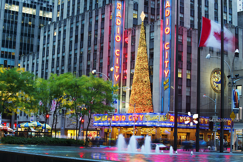 纽约市第六大道上，位于无线电城音乐厅对面的喷泉。图片素材