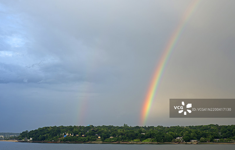 在纽约长岛的海崖和亨普斯特湾上出现了双彩虹。图片素材