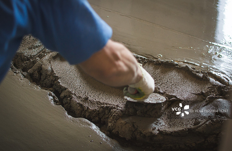员工在进行砂浆和水泥找平地面 砂浆和水泥地面找平，美国，USA图片素材