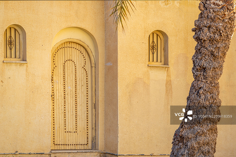 突尼斯加夫萨老城区典型房屋外立面，低角度视图图片素材