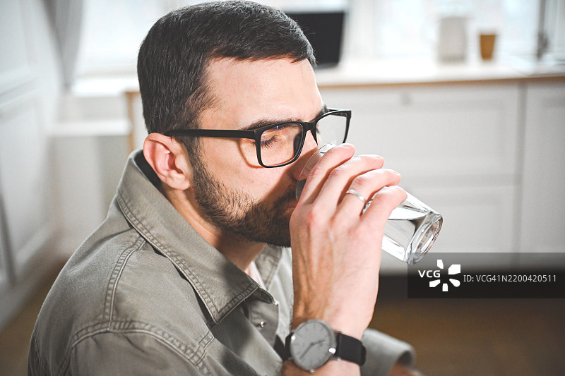 男人在喝水图片素材