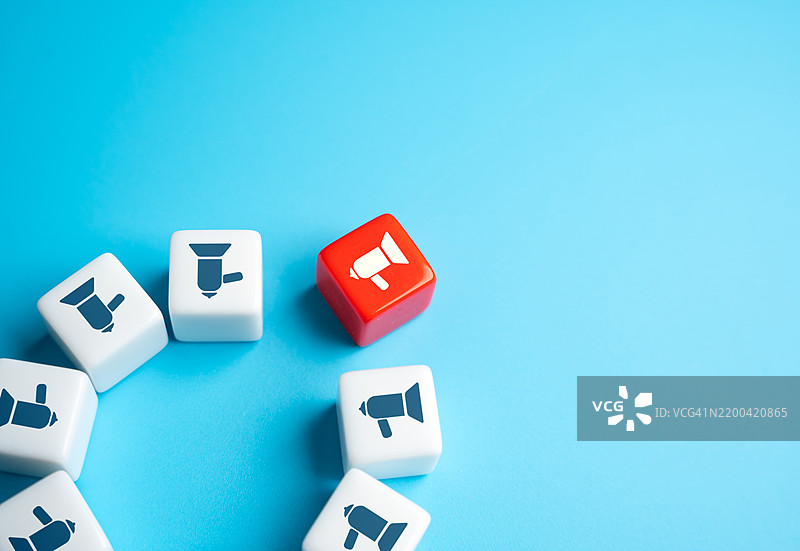 扬声器，一个红色，一个活动，发布消息或分享新闻，公告和更新图片素材