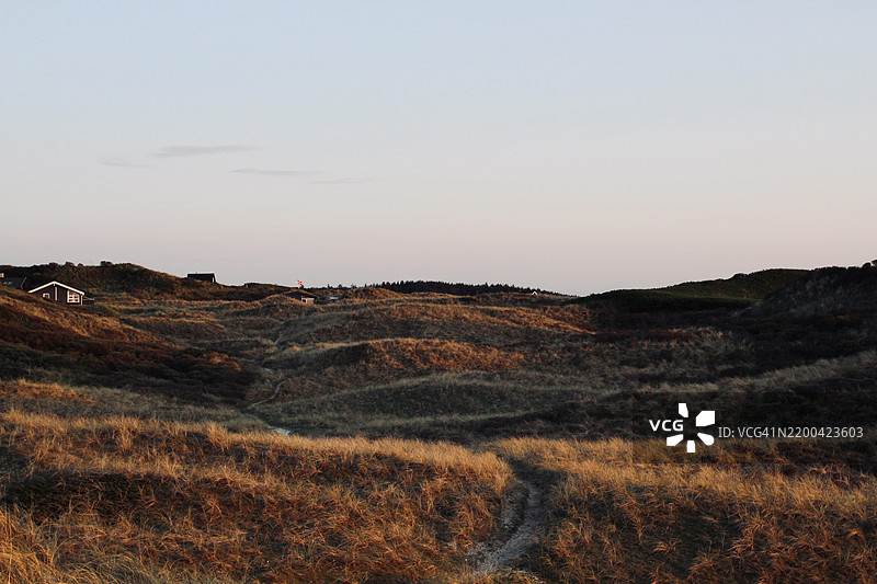 丹麦清澈天空下的风景如画的景观图片素材