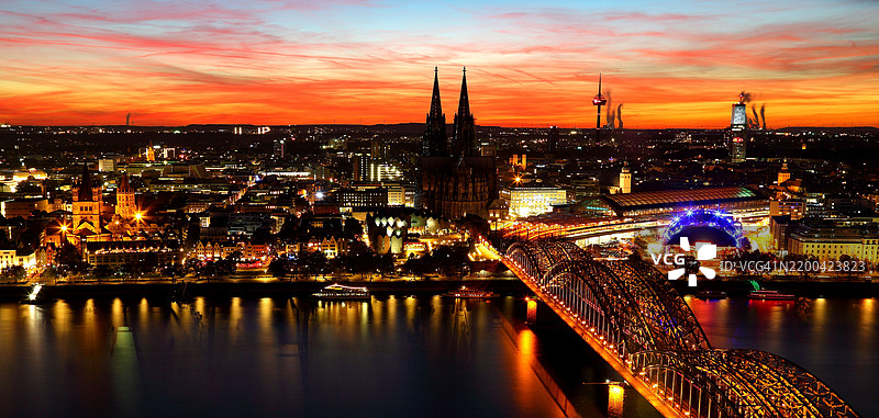 夜晚灯光璀璨的城市景观图片素材