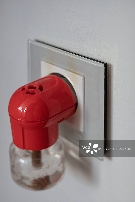 插在插座上的驱虫剂特写。图片素材