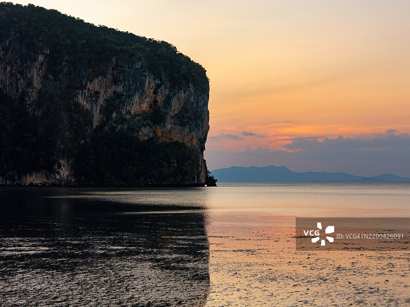 岛屿与海洋的日落图片素材