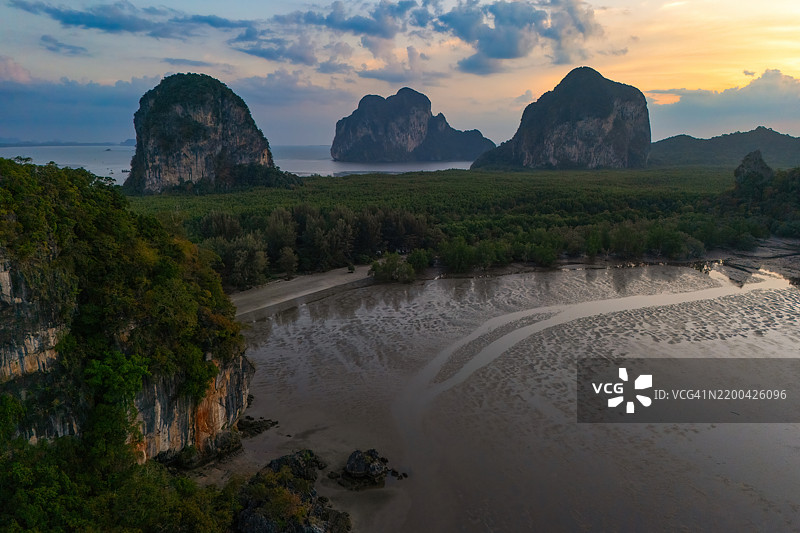 泰国南部Trang省的Rajamangala海滩在日落时的鸟瞰图图片素材