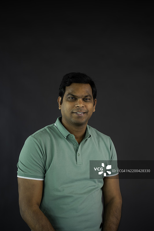 专业男士摆姿势拍摄头像图片素材