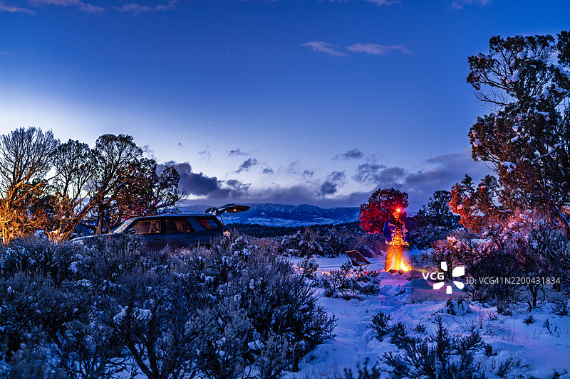 冬季雪地露营的男子与汽车图片素材