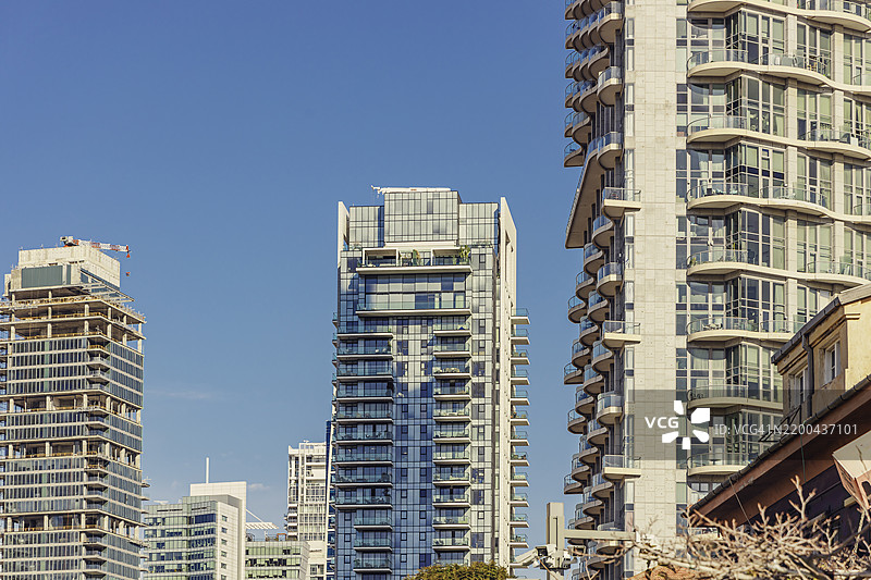 现代办公和住宅塔楼与蓝天相映成趣图片素材