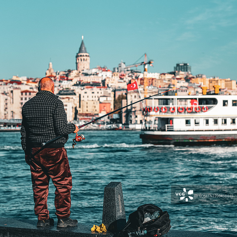 男人在海里钓鱼图片素材