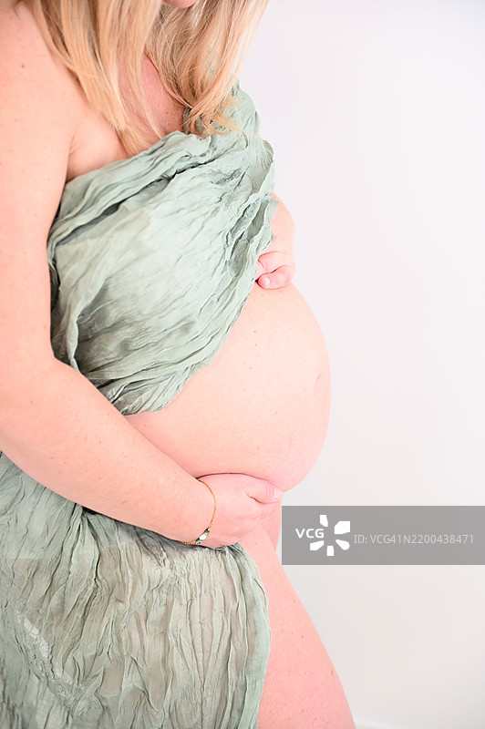 怀孕女性的中部与白色背景，法国图片素材