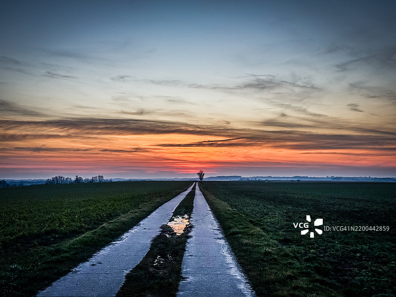 田野中的日落图片素材