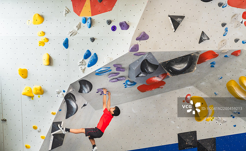 活泼的孩子伸手去够高处。图片素材