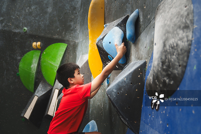 室内攀岩的孩子，积极生活方式的概念。图片素材