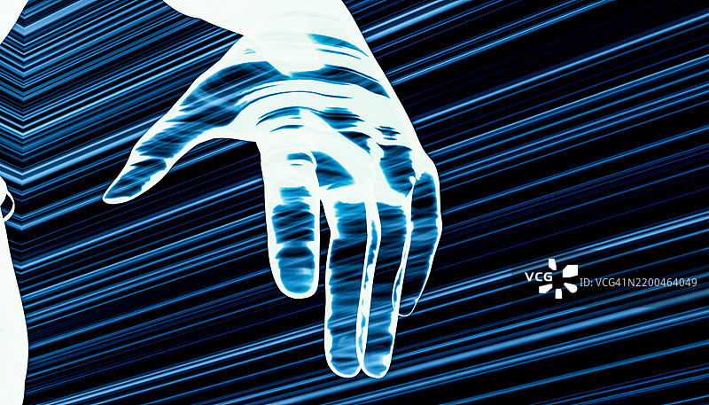 在数字世界中伸出的发光手图片素材