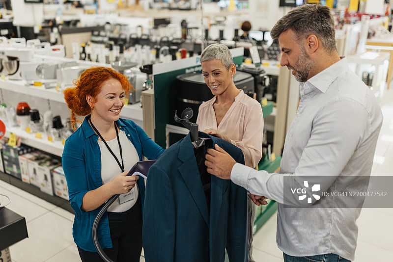 零售专家协助服装展示图片素材