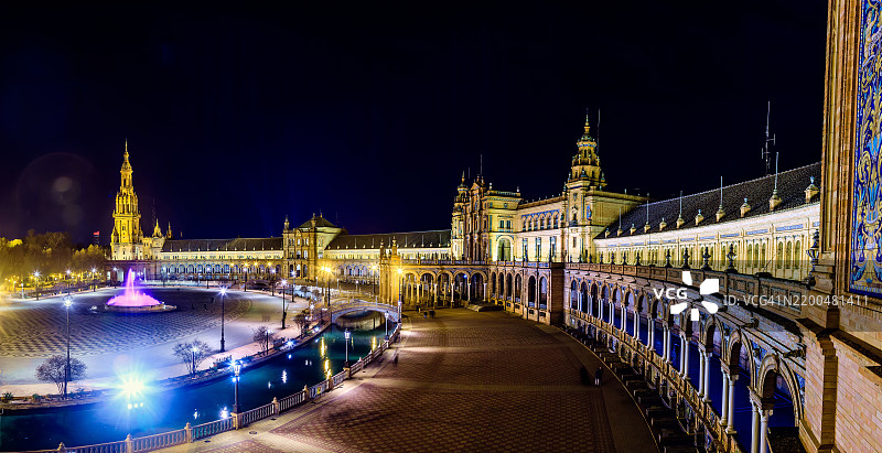 西班牙安达卢西亚塞维利亚的西班牙广场夜间点亮的喷泉。图片素材