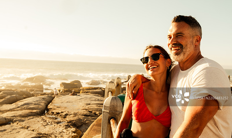 夏季假期中相爱的情侣图片素材