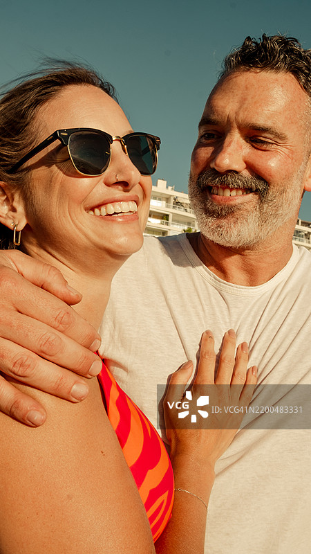 夏季假期中相爱的情侣图片素材