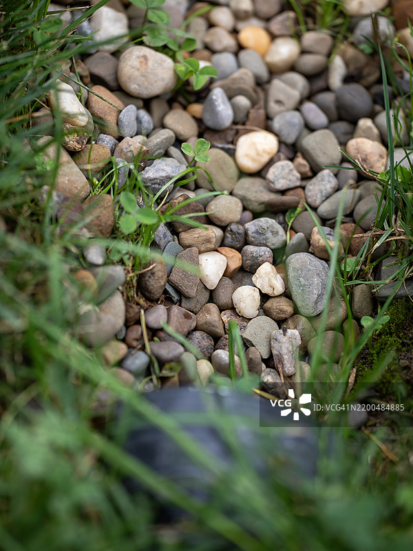 排水沟中的卵石图片素材