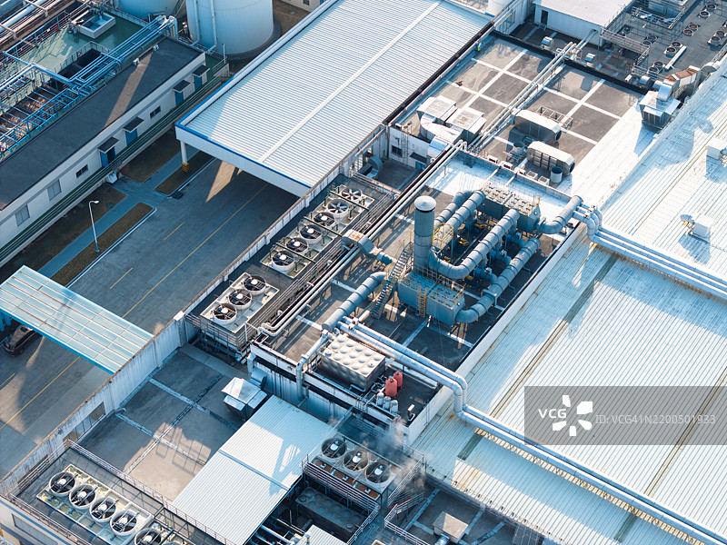 工厂屋顶上的散热和冷却设备图片素材