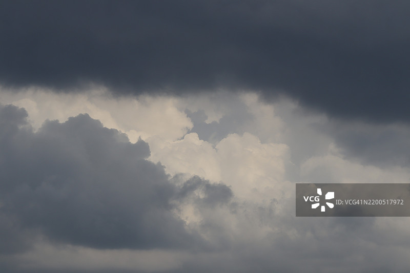 大西洋上的雨云图片素材