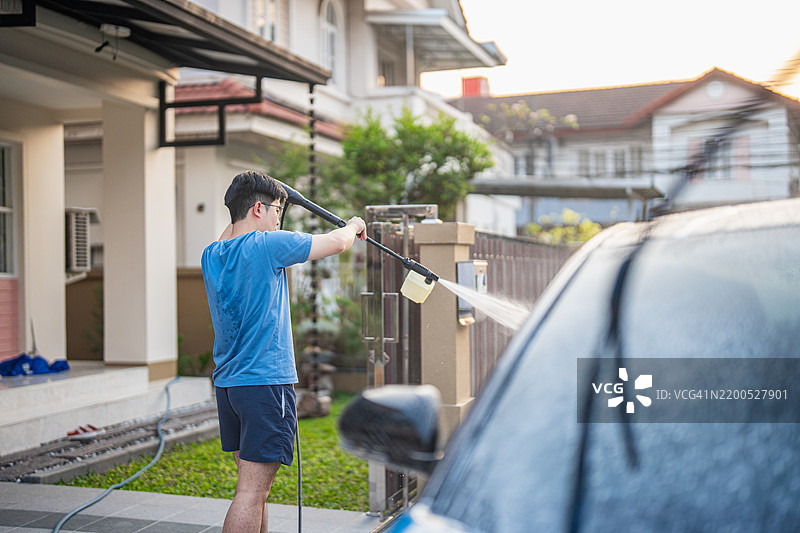自助洗车设施，用于清洗和洗涤汽车。使用高压水清洗汽车。图片素材
