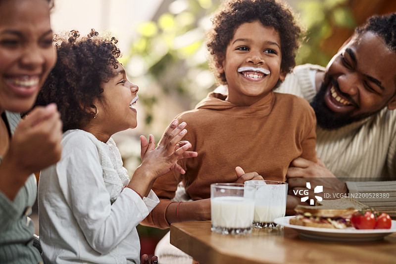 我们有牛奶胡子！图片素材