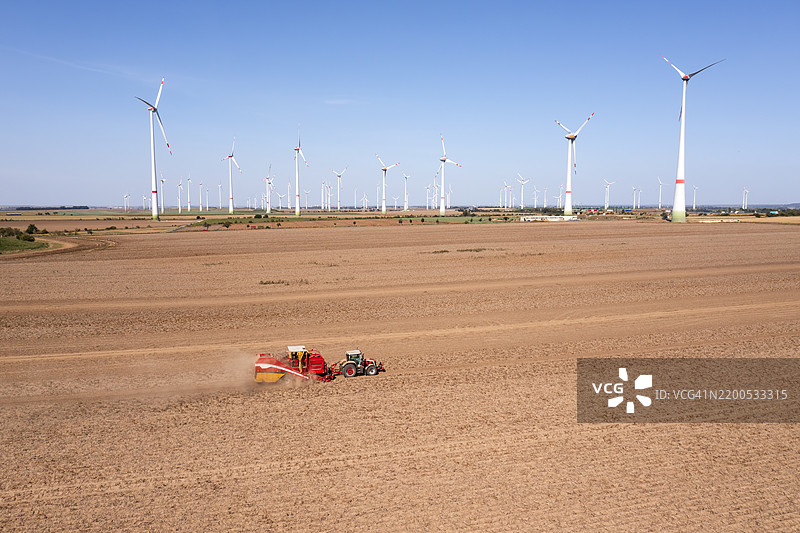 拖拉机与土豆收获机图片素材