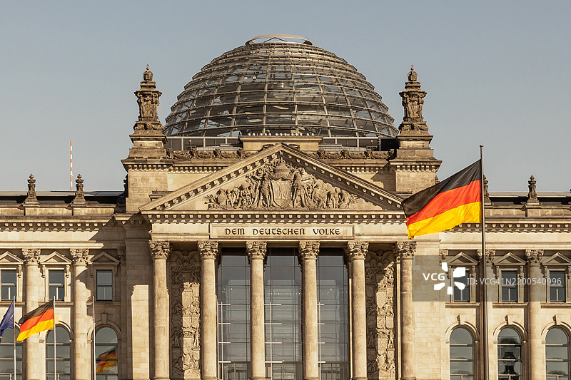 德国联邦议院 - 国会大厦与德国国旗（德国议会大楼） - 柏林，德国图片素材