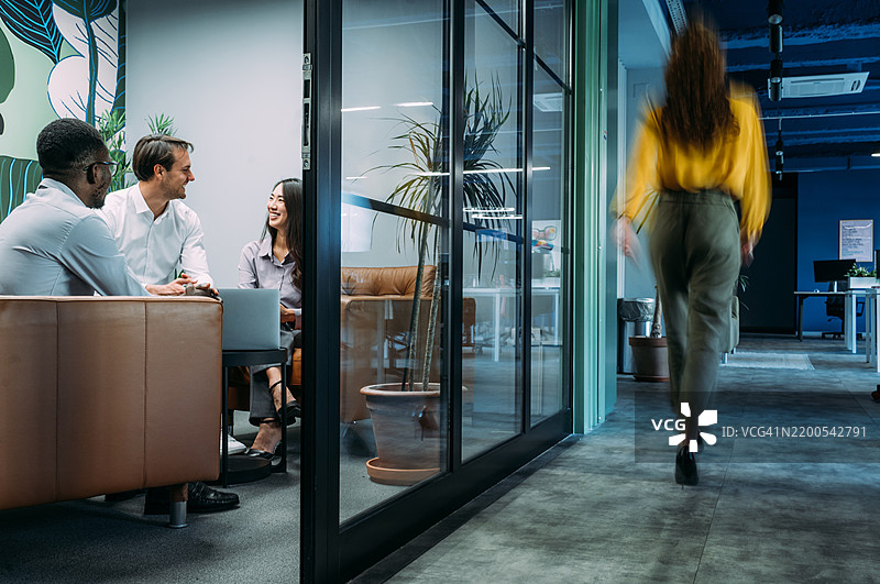 办公室里的商业伙伴会议。图片素材