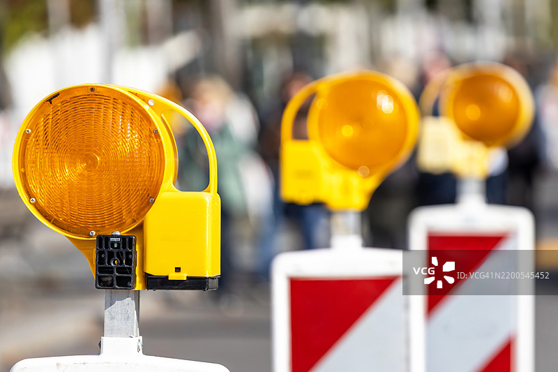街道上建筑工地的三个黄色警示灯图片素材