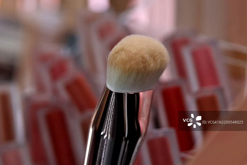 化妆室梳妆台上的装饰性化妆品和工具图片素材